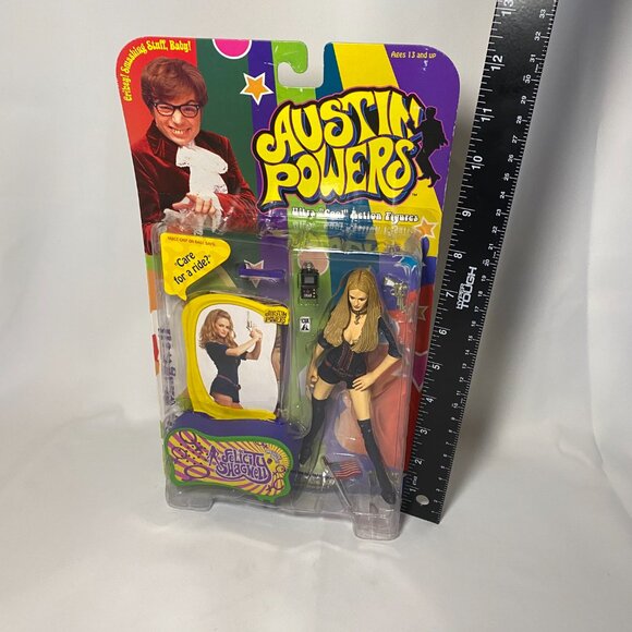 McFarlane Toys Austin Powers Felicity Shagwell Action Figure Vtg 1999 Badge NIP - Picture 7 of 9